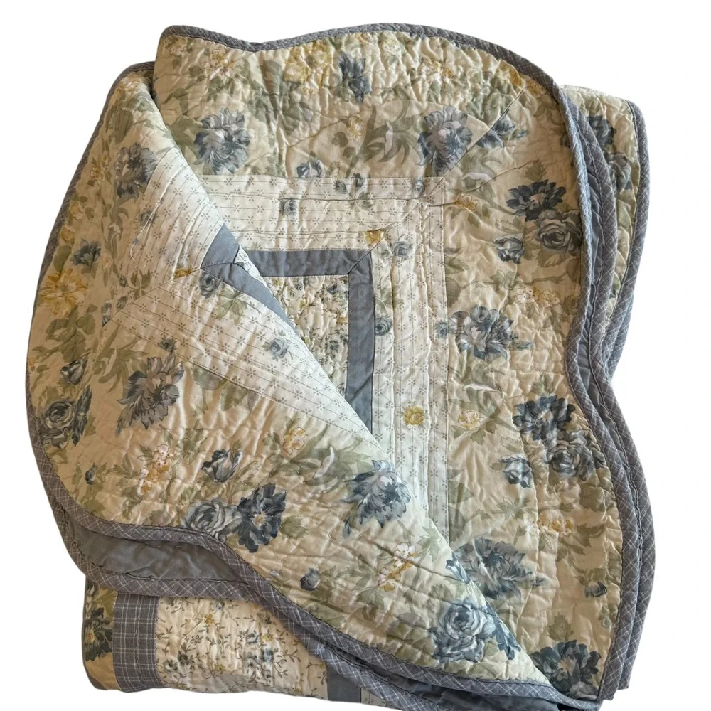 Floral Patchwork Hand Quilt Bedspread Blue Cream Cottagecore Farmhouse Twin